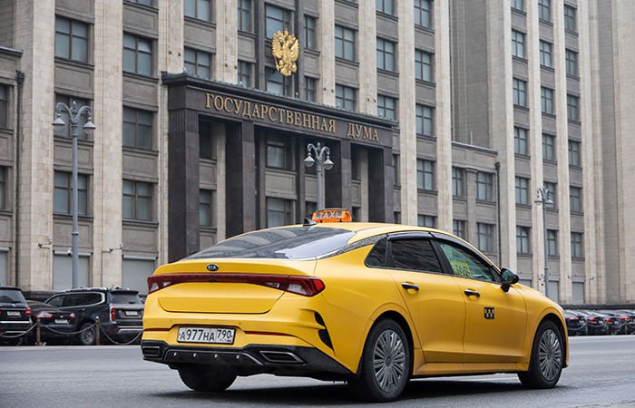 Теперь официально: таксистов пересаживают на отечественные авто